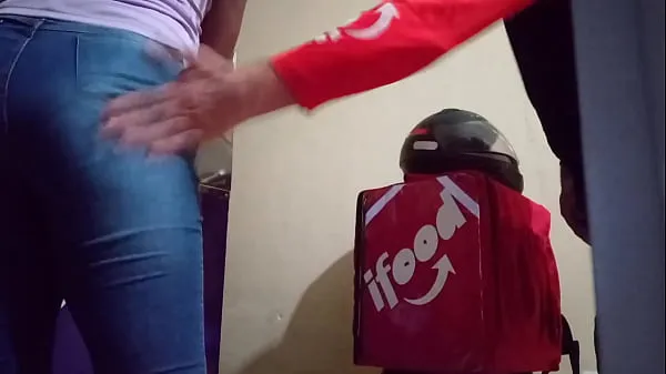 Τα καλύτερα βίντεο κλιπ Married working at the açaí store and gave it to the iFood delivery man