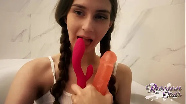 Meilleurs clips Cute teen in wet top joue avec deux jouets Vidéos