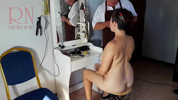 最佳裸体理发店的相机。 美发师让女士脱掉衣服，剪掉她的头发。 理发师，裸体主义。 凸轮 你想剪我的头发吗？ 我是造型师理发店的裸体客户。 裸体造型师剪辑视频