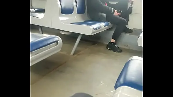 I migliori video di clip Giovane ragazzo si masturba davanti a un altro ragazzo in un treno pubblico