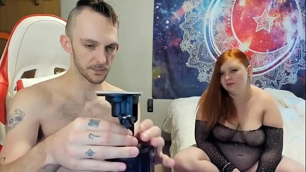 最佳色情情侣丈夫和妻子拆箱男性性玩具供丈夫使用，由 Sin Spice剪辑视频