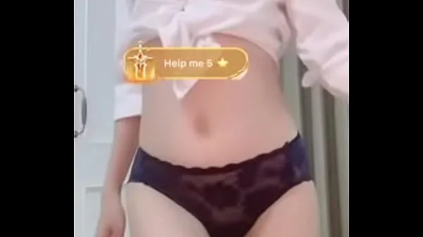最佳穿着挑逗性撕裂内裤的可爱女孩跳舞炫耀她的生殖器剪辑视频