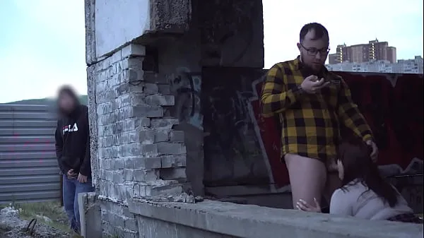 최고의 Weird dude spied on a couple filming a homemade video 클립 비디오