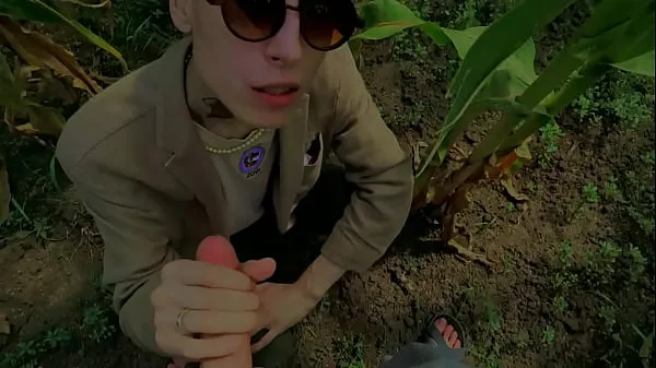 I migliori video di clip Dolce ragazzo fa un pompino nel campo di grano al suo amico