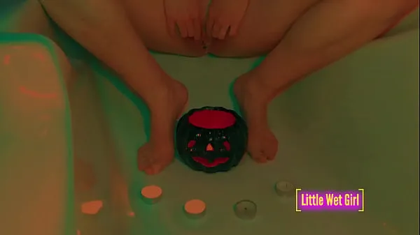 Los mejores clips de esta desesperada tiene que hacer pis juega a mear en la calabaza y las velas en halloween trailer Videos