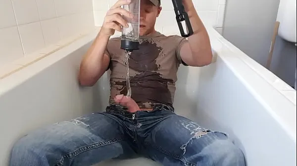 أفضل مقاطع فيديو Pissing in a penis pump