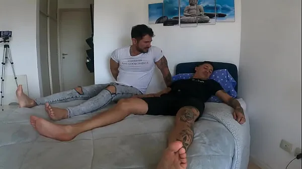 Los mejores clips de Me aprovecho de Amigo dotado - Me da Duro y a Pelo - Con Alex Barcelona - amigos follan para relajarse - mamada hetero casera gay Videos