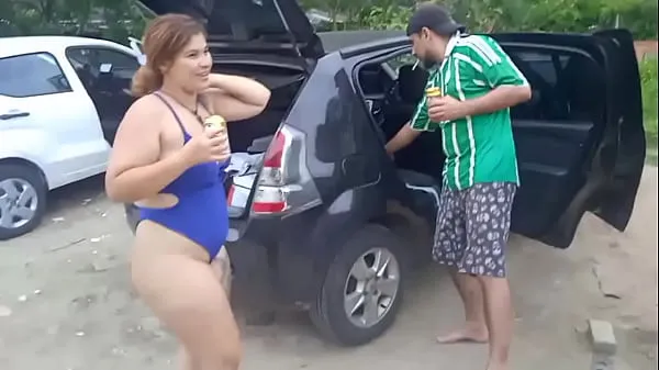 Meilleurs clips Hot girl a trop bu et s'exhibait sur le parking qui donne accès à la plage d'Itaquitanduva Vidéos