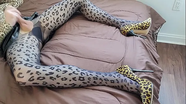 Video klip Shemale jerking off in leopard print pantyhose and heels terbaik