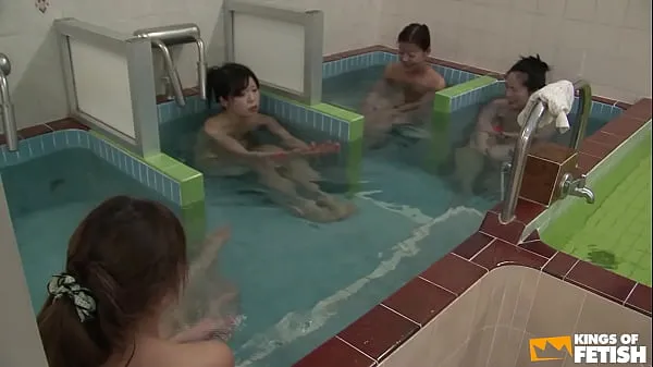 Los mejores clips de Chicas japonesas toman una ducha y son tocadas por un chico pervertido Videos