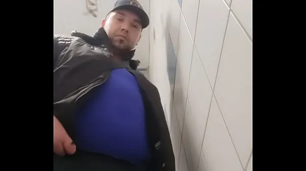 Los mejores clips de gordito gay consolador jugar en público baño Videos