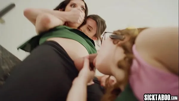 Melhores clipes de Uma jovem sexy de bunda grande chupou um pau grande e desfrutou de uma buceta hardcore fodida por dois travestis Vídeos