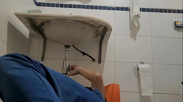 Najboljši posnetki I answered the plumber in a dress just to see if I had his dick videoposnetki
