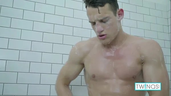 Bästa Strong Stud Luke's Feeling Horny For A Hot Shower In The Bathroom klipp Videor