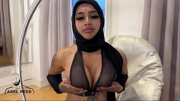 最佳ARABIAN MUSLIM GIRL WITH HIJAB FUCKED HARD BY WITH MUSCLE MAN剪辑视频
