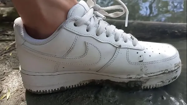 最佳这个小伙子用他的白色运动鞋 Nike Air Force One AF1 不穿袜子践踏泥土 这段同性恋色情视频是关于男孩在大自然中的恋足癖。 乔恩·阿尔廷 (Jon Arteen) 是一位炙手可热的亚洲双胞胎模特。 这位性感小伙穿着白色运动鞋，Nike Air Force One AF1，没有穿袜子。 没穿袜子的小伙子在脏兮兮的泥巴里玩耍，用脚践踏、跺脚、碾压、发出声音剪辑视频