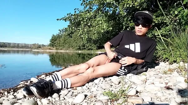 Best Der sexy Schnuckel holt sich einen runter und spritzt ihm aufs Bein. Jon Arteen ist ein sexy asiatischer Junge, der ein schwarzes Adidas-T-Shirt, kurze, weiße Socken und Turnschuhe trägt clips Videos