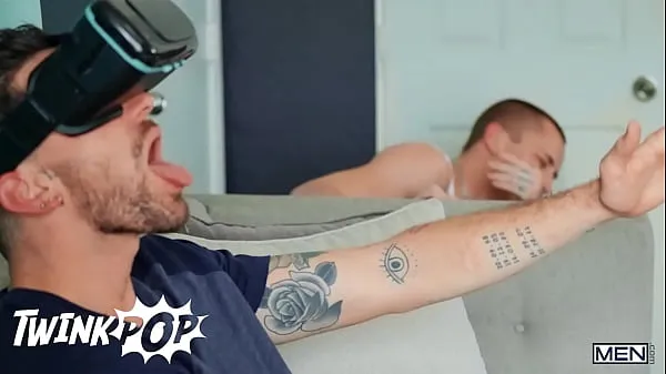 Melhores clipes de O garanhão tatuado Chris Damned muda de seu brinquedo para a bunda apertada de seu colega de quarto Theo Brady - TWINKPOP Vídeos