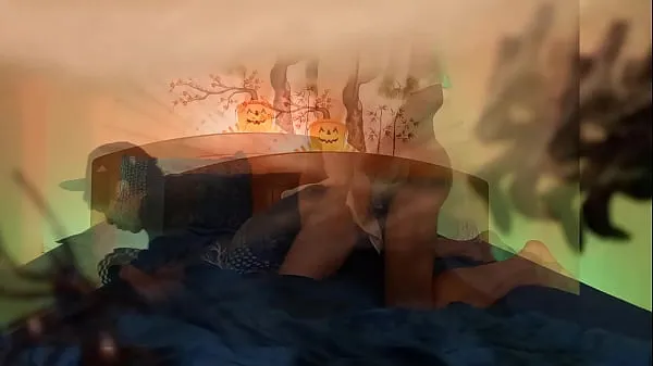 最佳Halloween 万圣节鬼操一个可爱的情绪化女男，呻吟着，精液深深地射进他紧致的屁眼里 在这段为万圣节制作的同性恋色情视频中，模特乔恩·阿尔廷 (Jon Arteen) 扮演幽灵和情绪化的女同性恋者。 通过电脑上的视频蒙太奇，您可以看到两个透明角色在床上进行同性性行为。 有无套性交、口交、自慰……卧室布置成万圣节主题：白网、黑蜘蛛、杰克南瓜头、绿灯、红灯……还有诡异的配乐剪辑视频