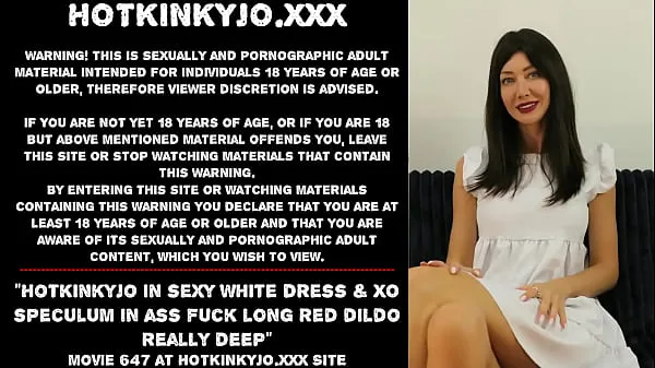 Los mejores clips de Hotkinkyjo con un vestido blanco sexy y un espéculo XO en una follada anal con un consolador rojo largo muy profundo Videos