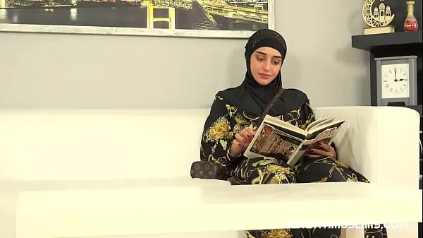 Video klip Sweet woman in hijab tried on salesman's dick instead of new clothes terbaik