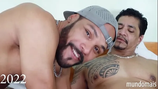 Τα καλύτερα βίντεο κλιπ Two friends discovering they like a big, thick cock