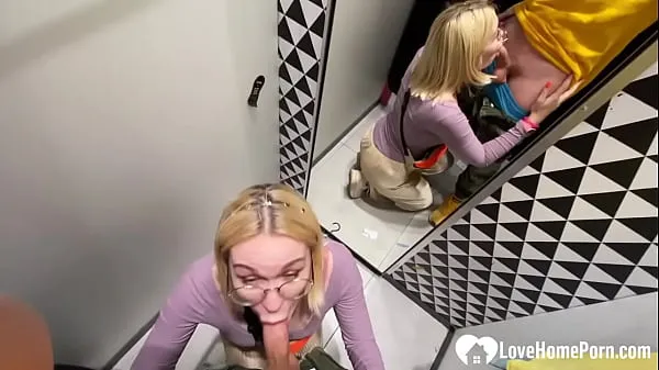 Najlepsze Gf gives a blowjob in the changing booth klipy Filmy