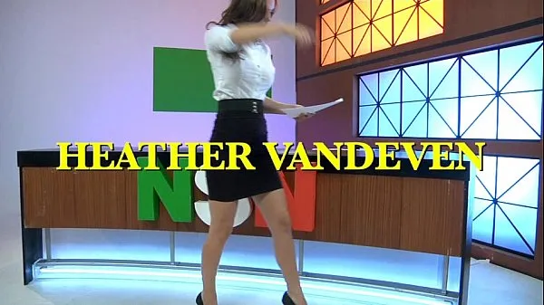 Beste Emily Addison & Heather Vandeven - Naked News clips Video's
